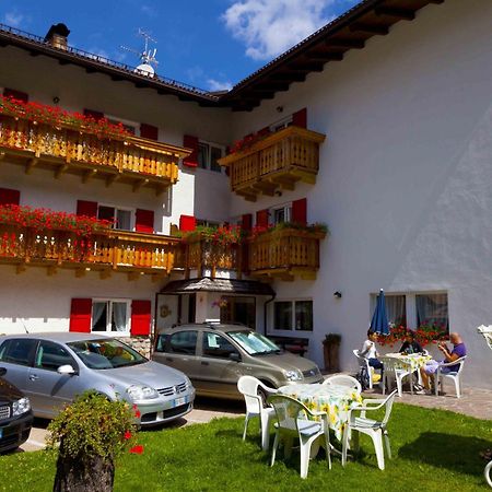 Garni Tyrolia Hotel Кампитело ди Фаса Екстериор снимка