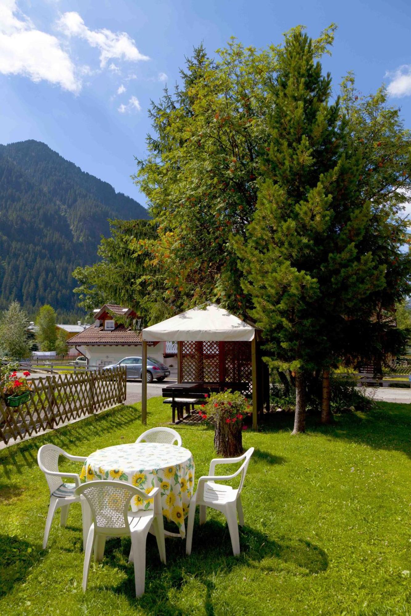 Garni Tyrolia Hotel Кампитело ди Фаса Екстериор снимка