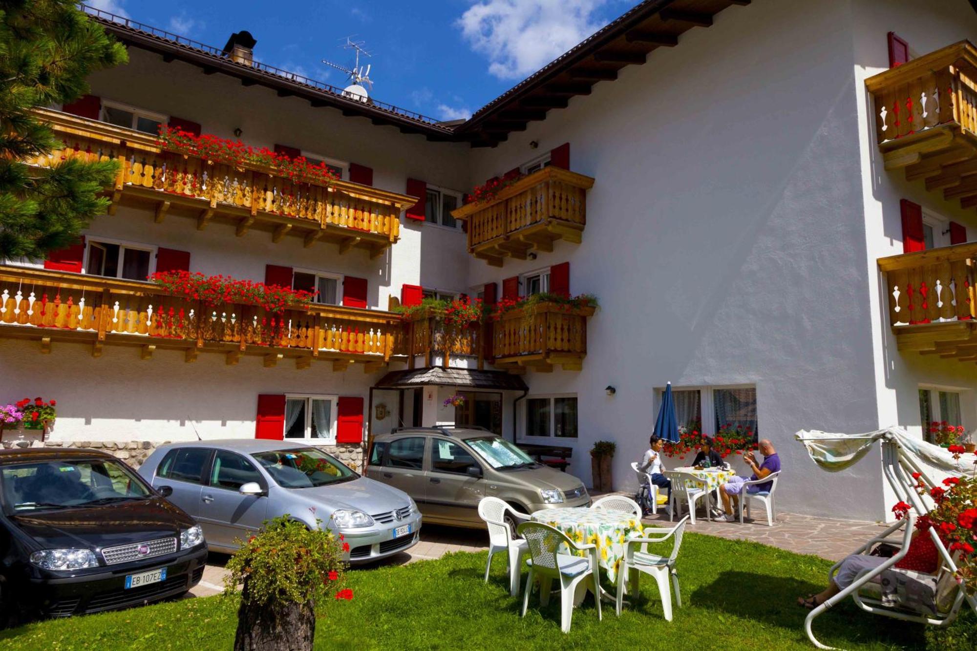 Garni Tyrolia Hotel Кампитело ди Фаса Екстериор снимка