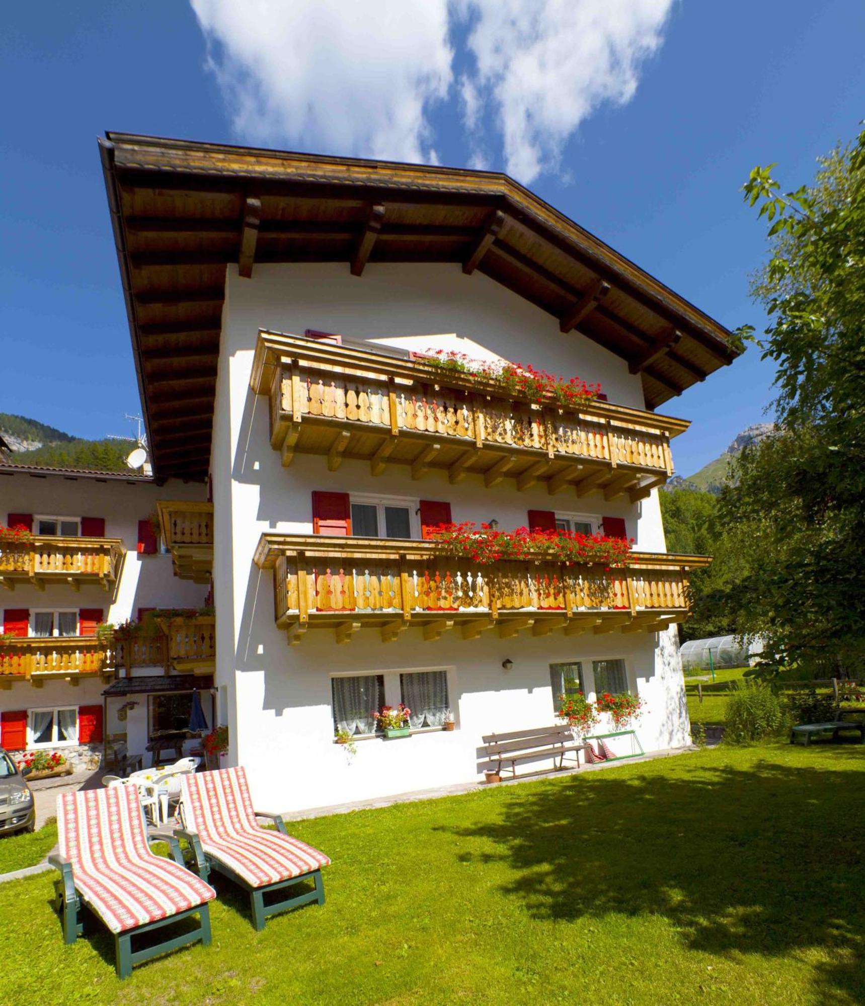 Garni Tyrolia Hotel Кампитело ди Фаса Екстериор снимка