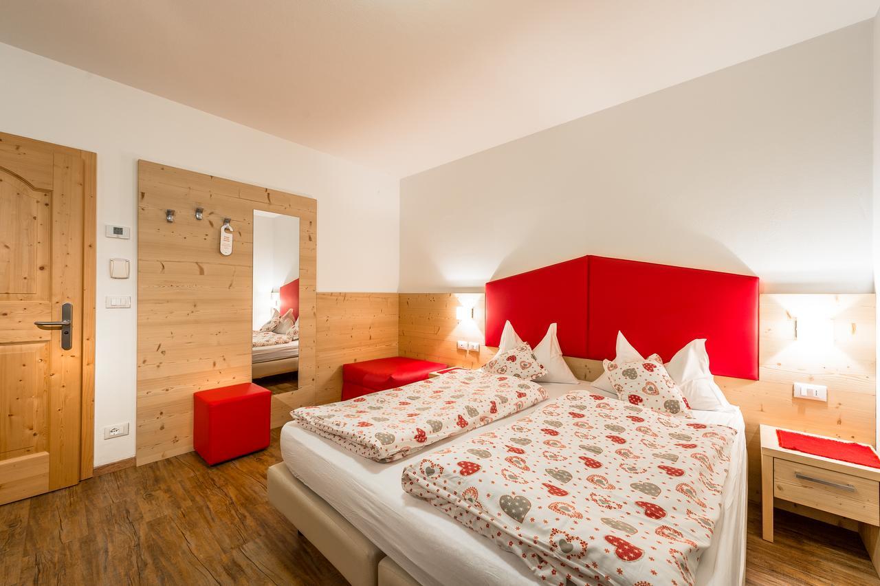 Garni Tyrolia Hotel Кампитело ди Фаса Екстериор снимка
