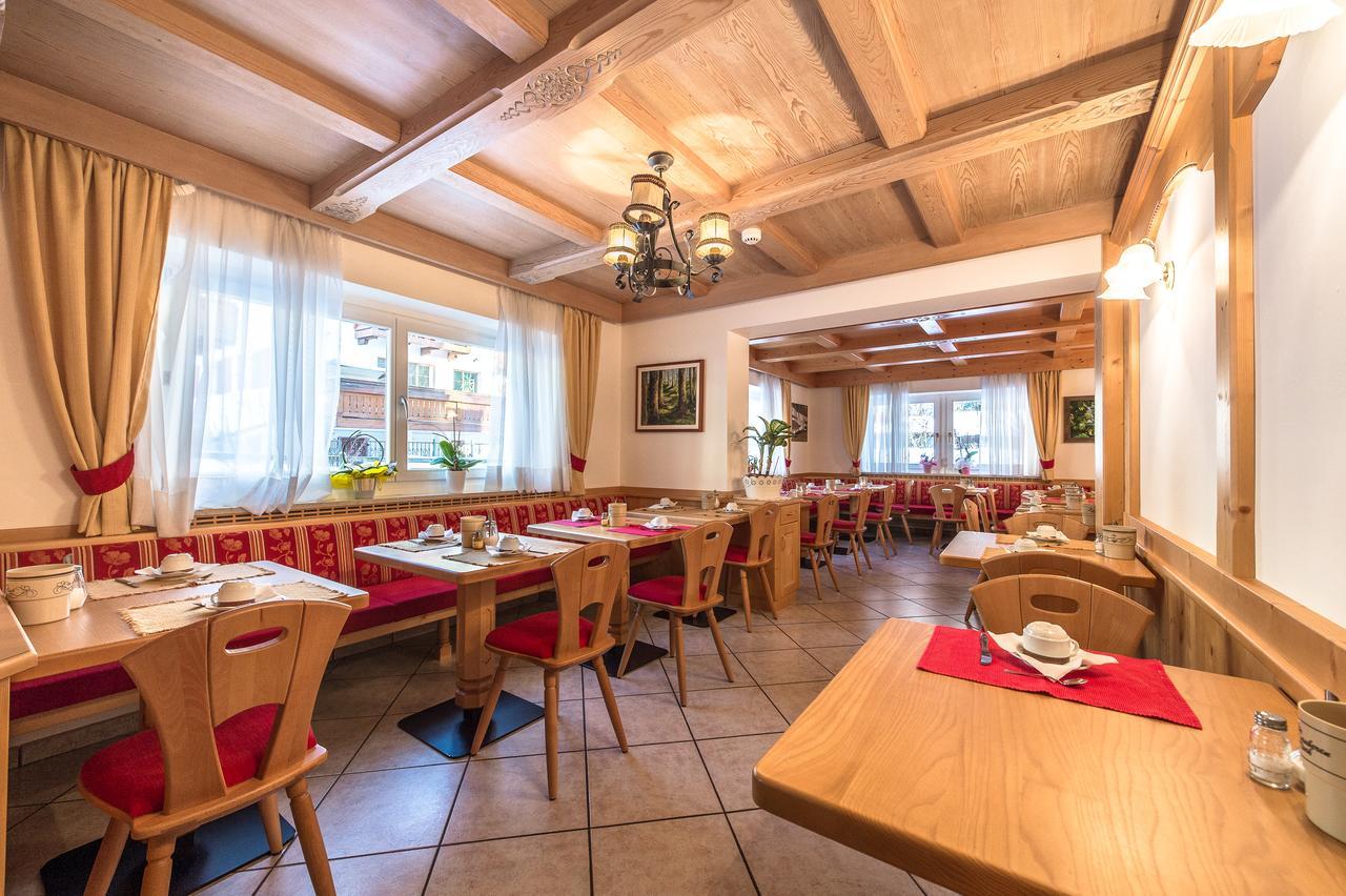 Garni Tyrolia Hotel Кампитело ди Фаса Екстериор снимка