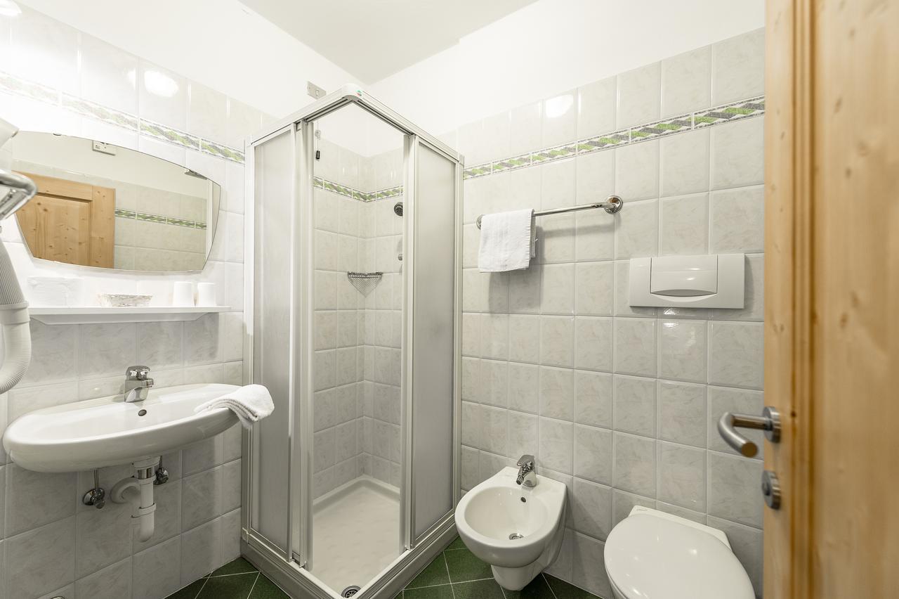 Garni Tyrolia Hotel Кампитело ди Фаса Екстериор снимка