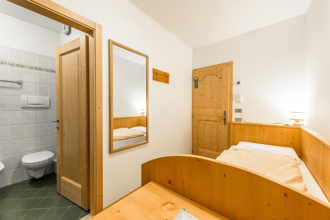 Garni Tyrolia Hotel Кампитело ди Фаса Екстериор снимка