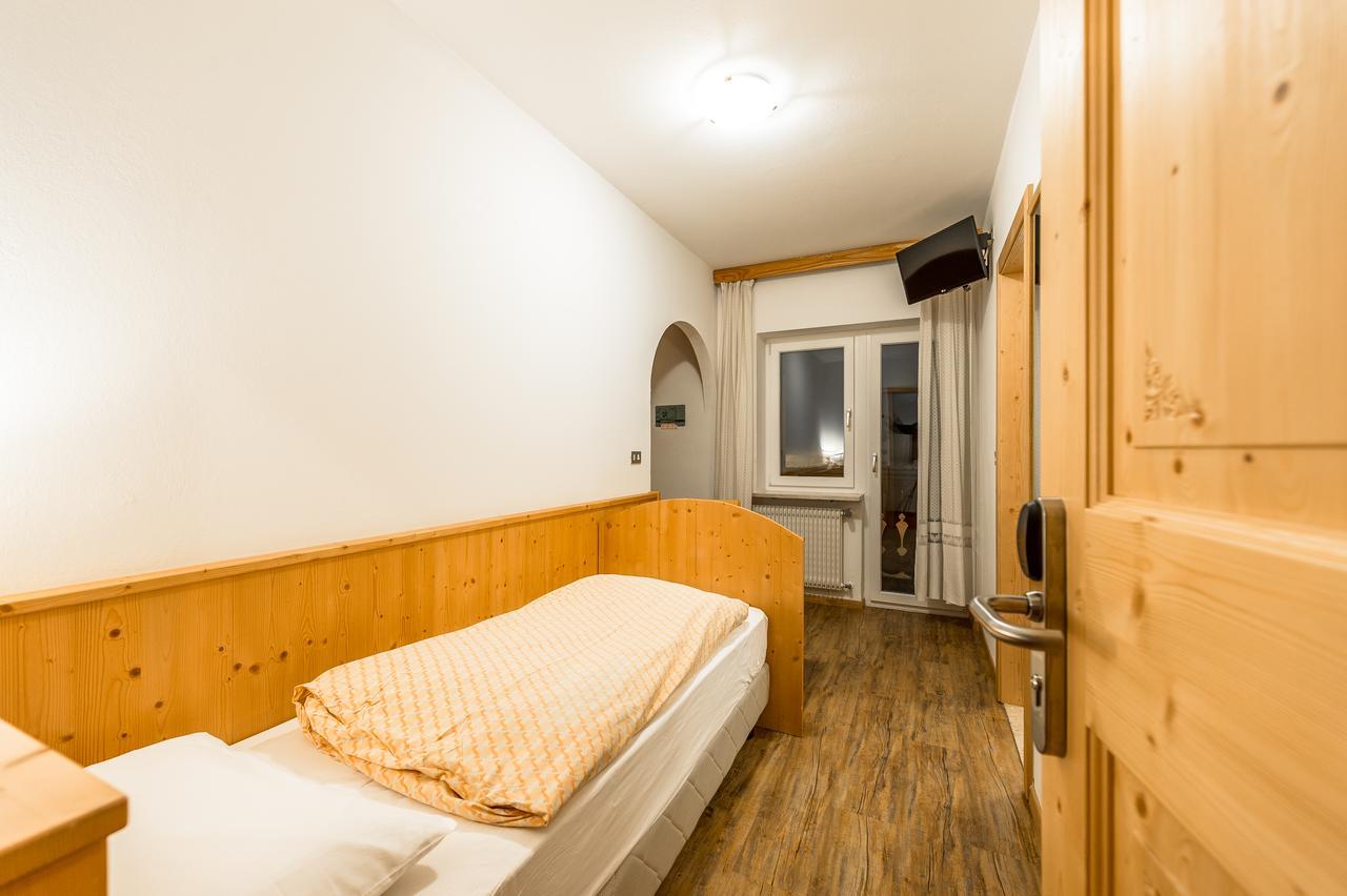 Garni Tyrolia Hotel Кампитело ди Фаса Екстериор снимка